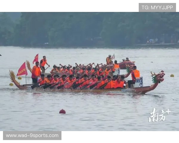 赛艇队进行大强度团体训练，划频更加一致